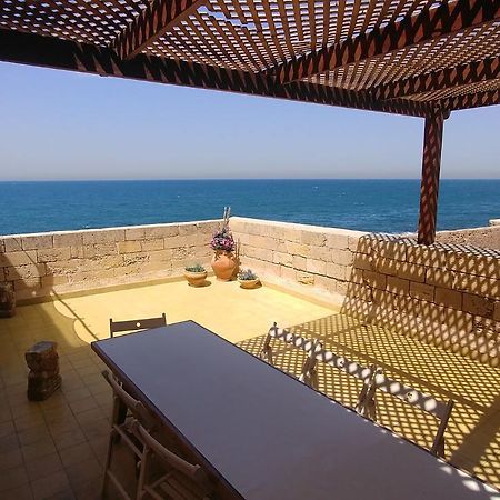 Four Hearts - Acre'S Sea Side Suite Екстер'єр фото