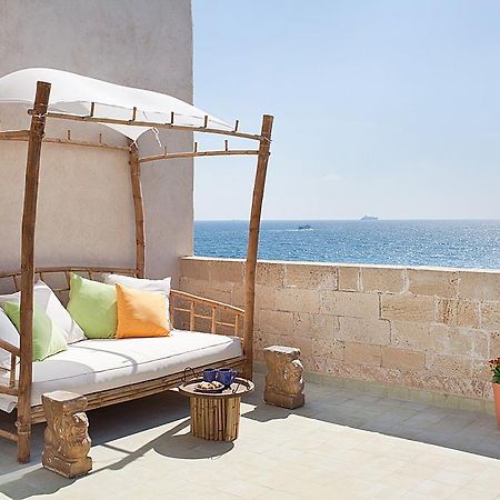 Four Hearts - Acre'S Sea Side Suite Екстер'єр фото
