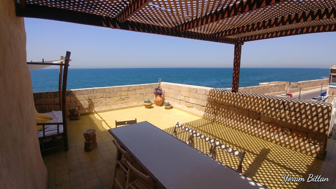 Four Hearts - Acre'S Sea Side Suite Екстер'єр фото