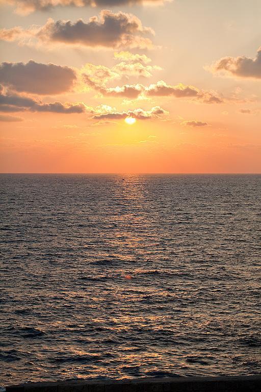Four Hearts - Acre'S Sea Side Suite Екстер'єр фото