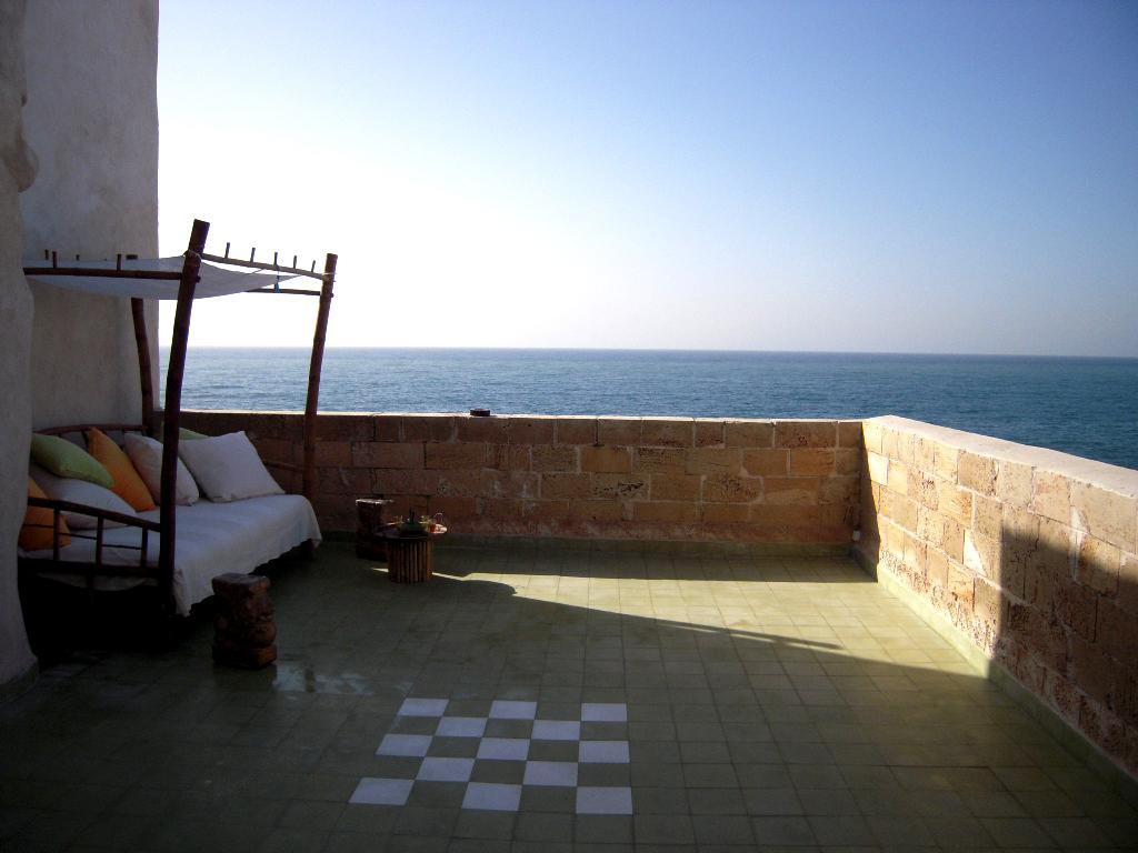 Four Hearts - Acre'S Sea Side Suite Екстер'єр фото